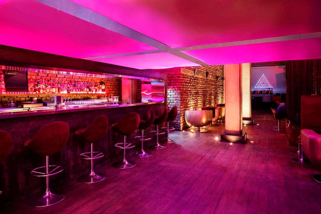The Park Kolkata Hotell Restaurant bilde The bar at the nightclub