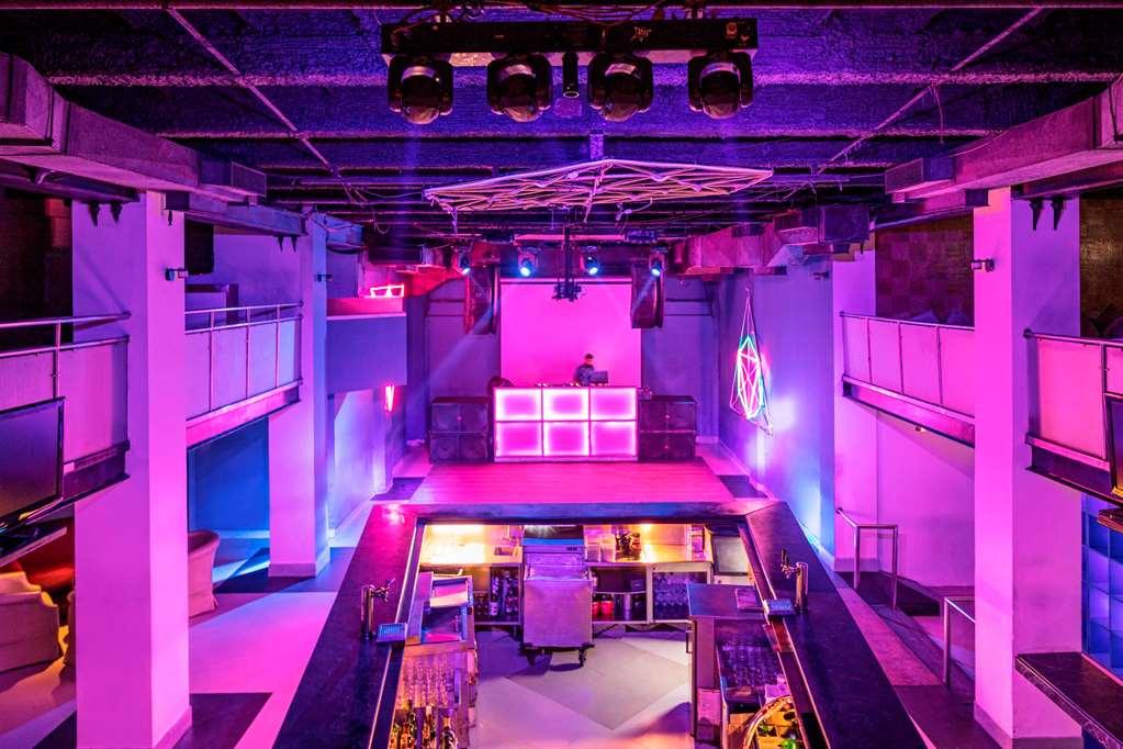 The Park Kolkata Hotell Restaurant bilde The interior of Fabric nightclub