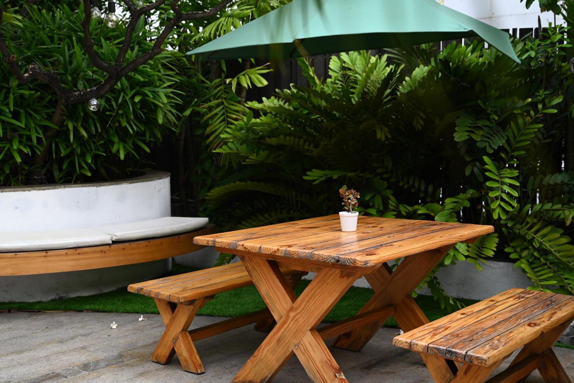 The Park Kolkata Hotell Eksteriør bilde A picnic table