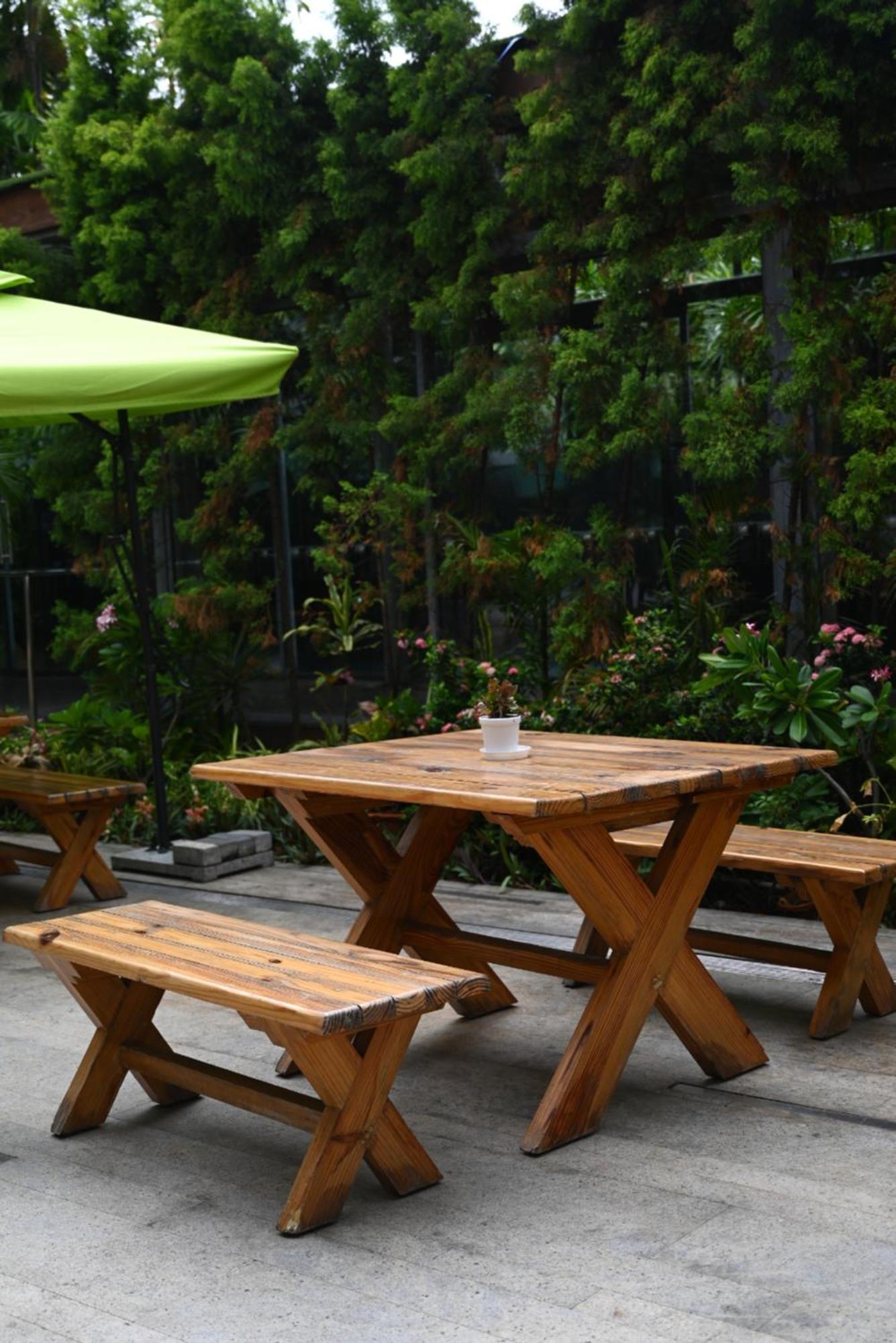The Park Kolkata Hotell Eksteriør bilde A picnic table