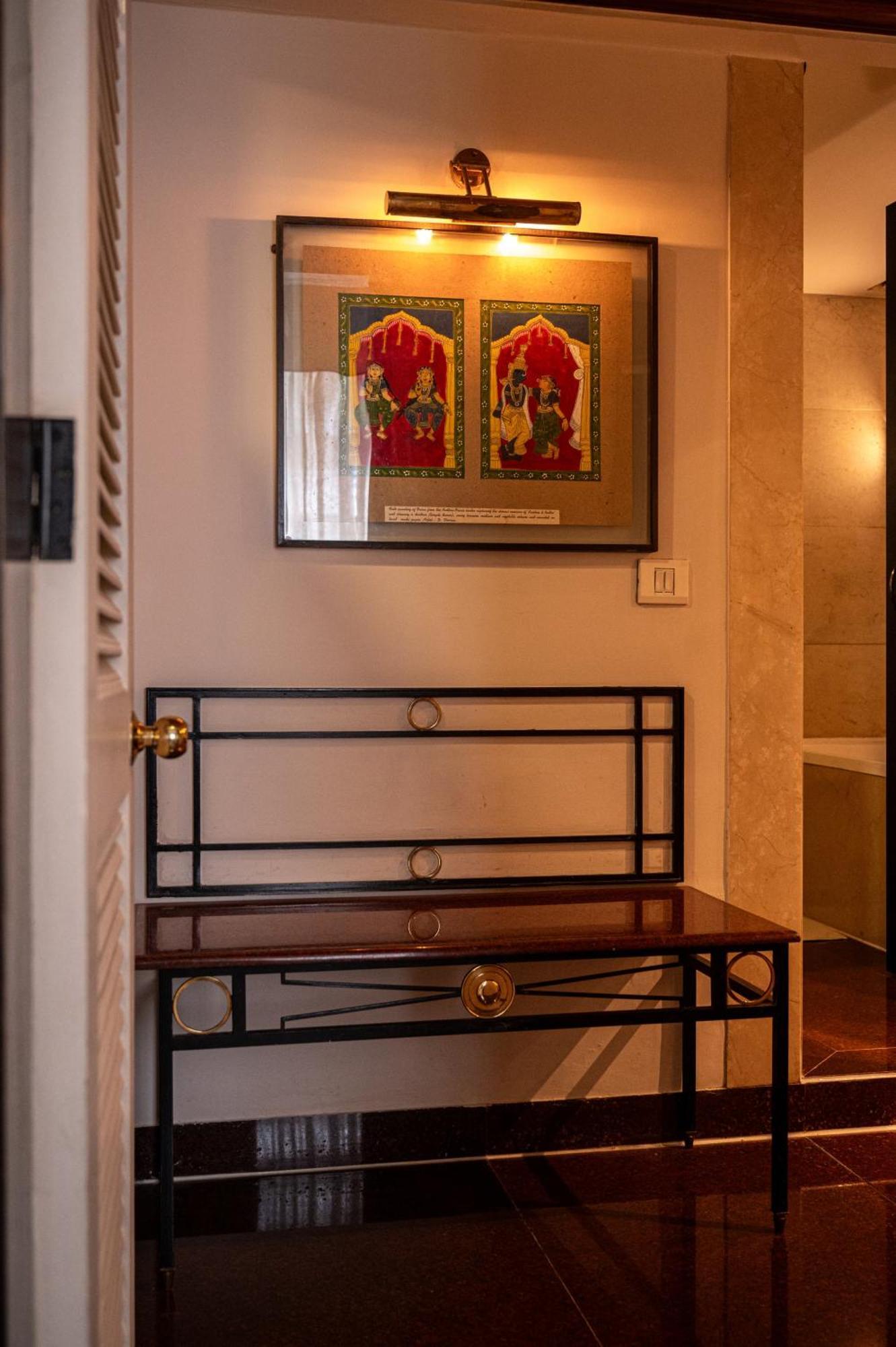 The Park Kolkata Hotell Eksteriør bilde A tokonoma with a tokonoma-kakemono