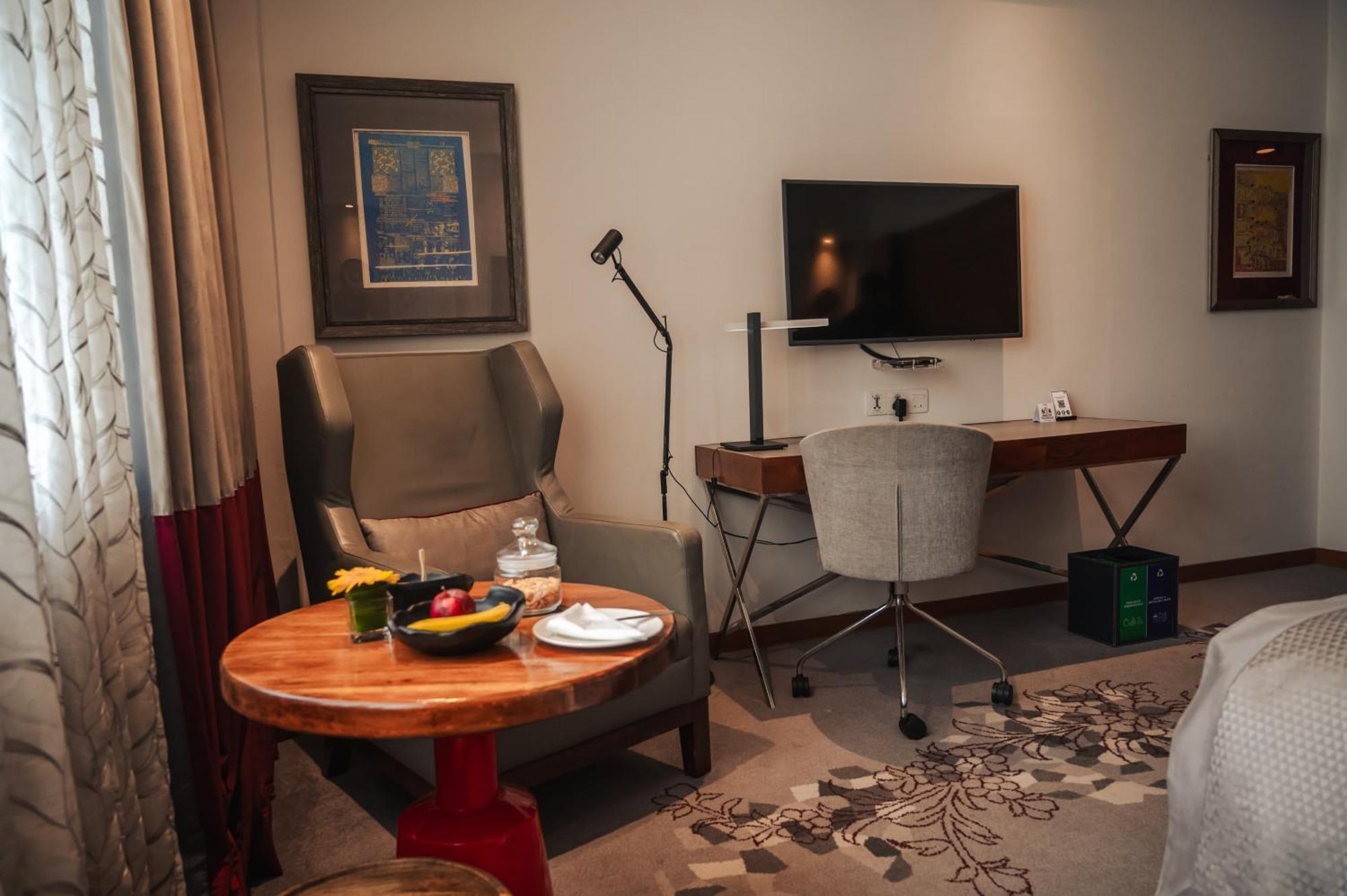The Park Kolkata Hotell Eksteriør bilde A room at the hotel after the blast