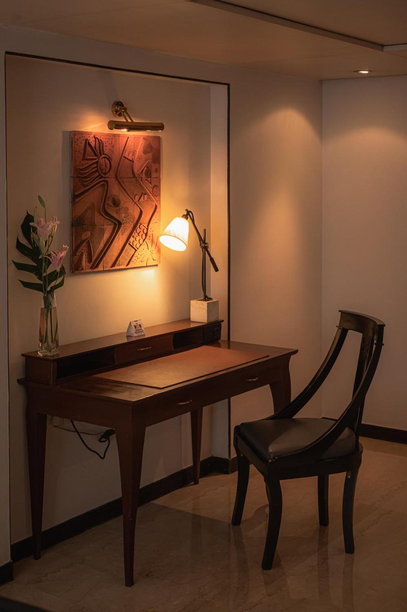 The Park Kolkata Hotell Eksteriør bilde A desk with a chair