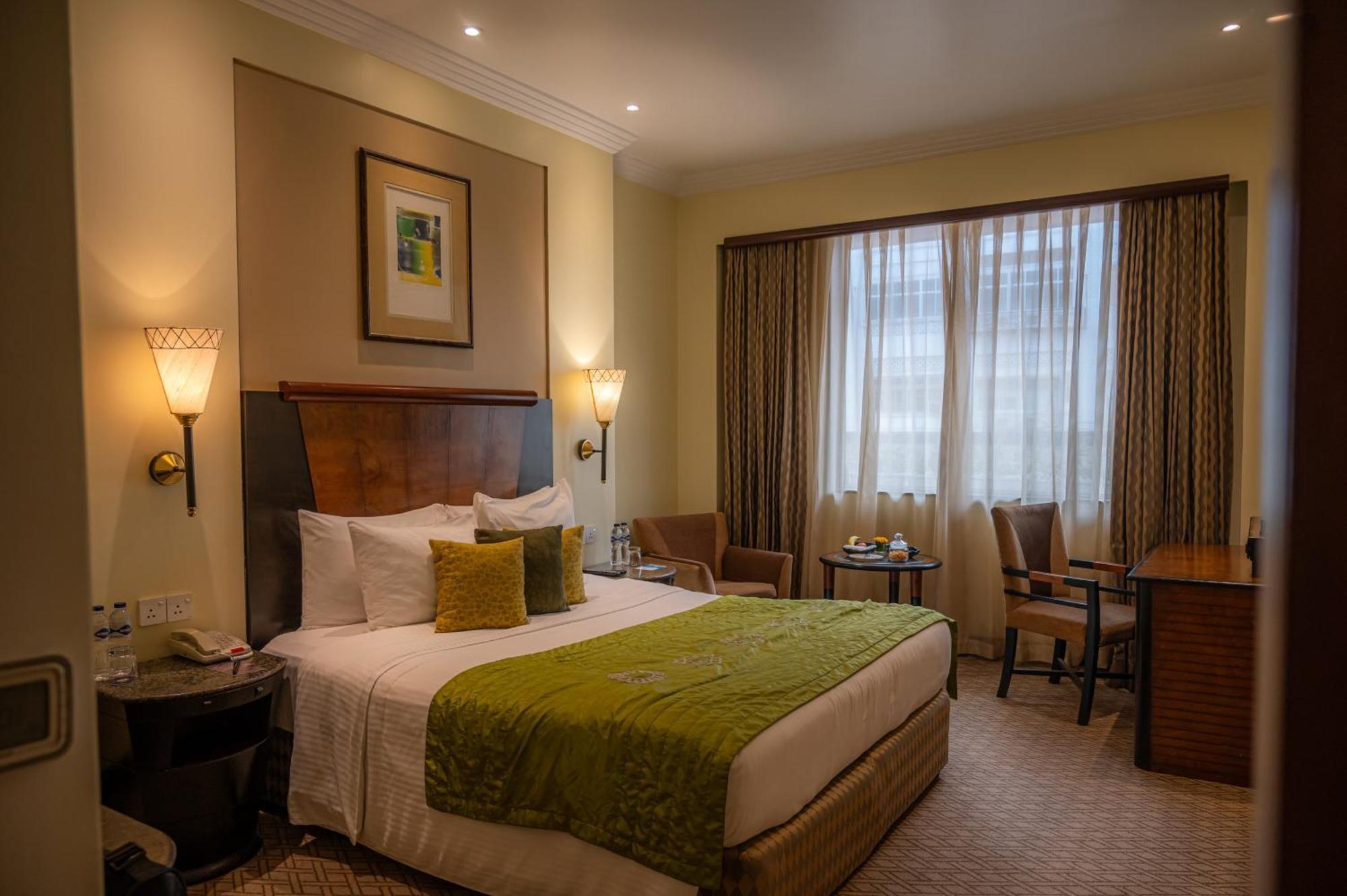 The Park Kolkata Hotell Eksteriør bilde A room at the Taj Bengal