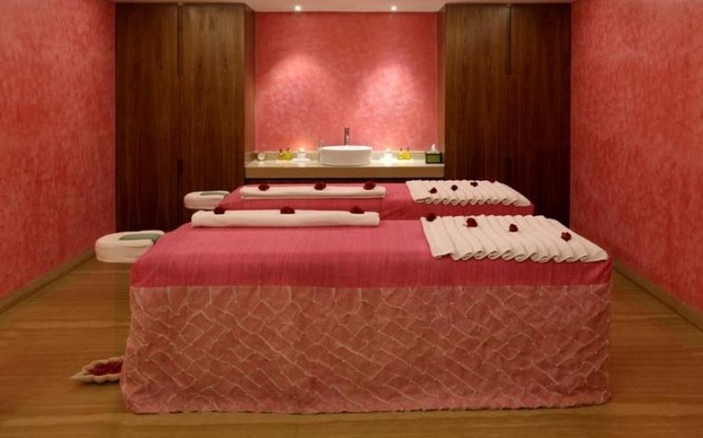 The Park Kolkata Hotell Eksteriør bilde A massage bed